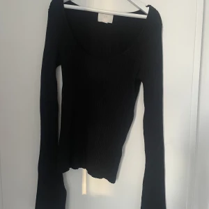 basic långärmad tröja  - säljer super fin tröja från H&M, ribbad, urringad och har slits vid händerna. hör av dej vid frågor! 