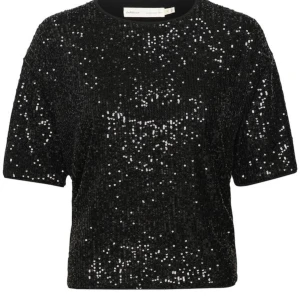 Glittrig blus Sthlm LM  - Skit snygg glittrig blus från Sthlm LM perfekt till nyår, använd en gång, som ny. Finns inte längre på försäljning då den köptes ny för ca 2,5 år sen. 