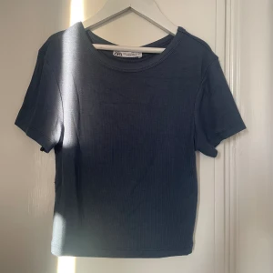 zara t-shirt - säljer en t-shirt från zara, oanvänd. den är typ urtvättad blå i färgen, suuuper fin!!! 