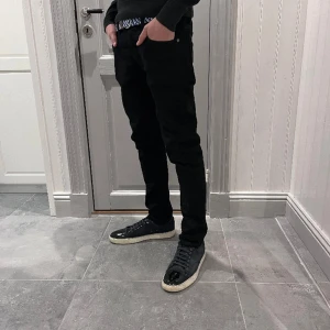 Nudie jeans Tilted Tor - Säljer dessa skitsnygga svarta Nudie jeans i modellen Tilted Tor. Han på bilden är 180cm lång och väger cirka 60kg. Skriv gärna vid fler frågor eller funderingar 💥💥🔥