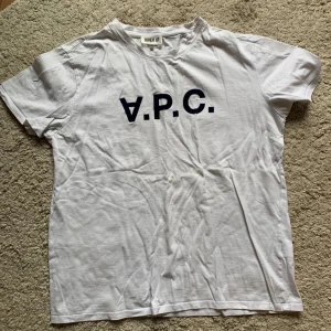 A.P.C t shirt - Intressekoll på min grymt feta APC tisha | storlek: M | bra skick | kom gärna med pris förslag 🙌🏻