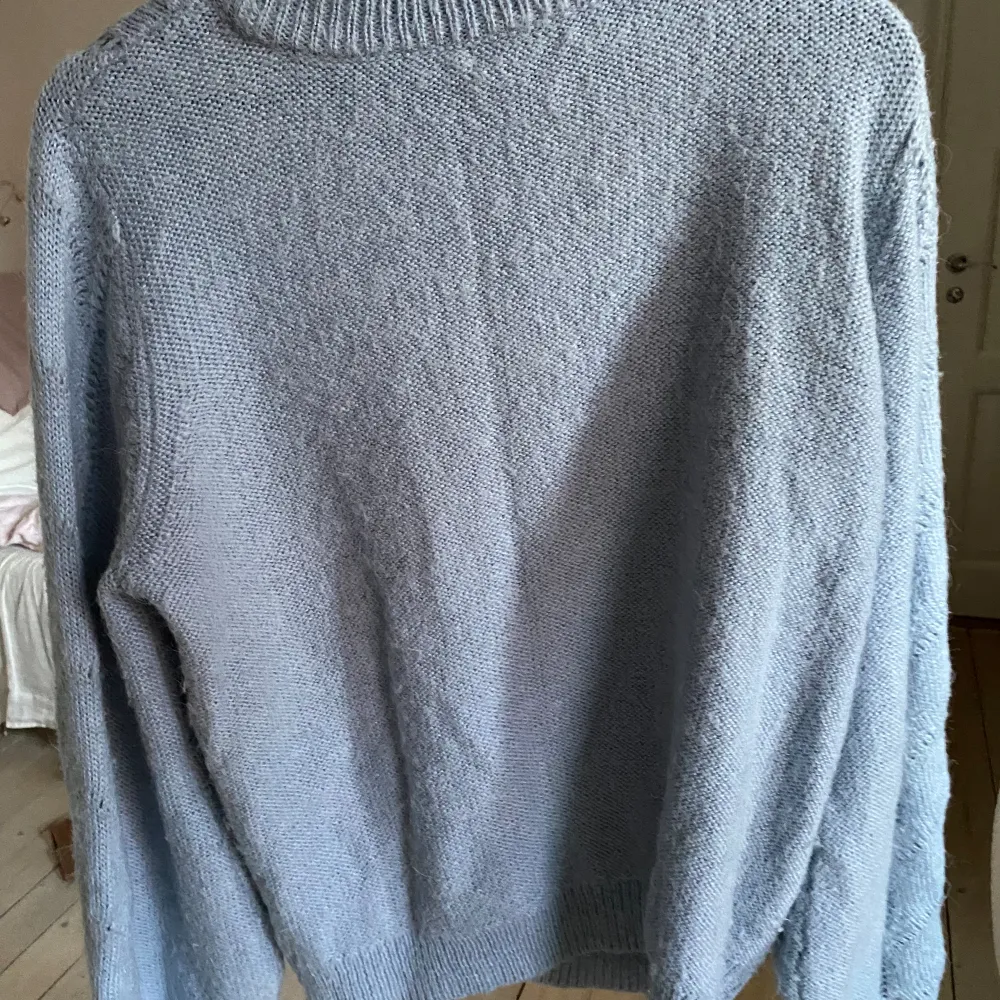 Jättefin och mysig stickad tröja! I mycket bra skick 💫 Lite oversized på mig som brukar ha XS och S. 1a bilden är lånad . Neuletakit & Villapaidat.