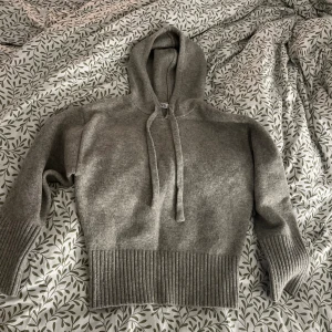 Zara stickad hoodie - En jättefin stickad hoodie från zara som är använd några gånger men ändå i väldigt fint skick❣️Säljer pga att den inte kommer lika mycket till användning längre