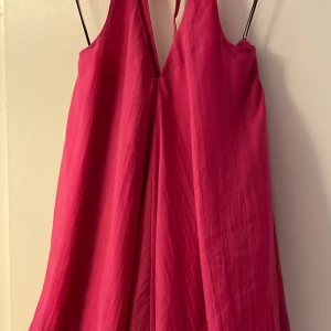 Klänning från H&m  - Halterneck sommar klänning från H&m, aldrig använd med prislapp. Strl 38, köparen står för frakt