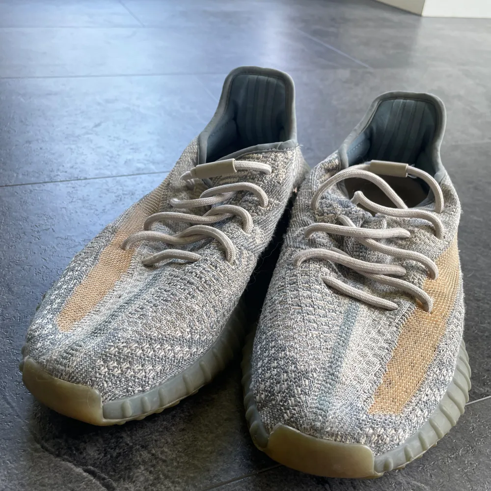 Jag säljer nu mina Yeezys i storlek 42. De är använda, men fortfarande i bra skick. Sulan är lite smutsig, men den kan enkelt rengöras och återställas till ett fint skick. Perfekta för någon som vill ha ett par snygga sneakers till ett bra pris.. Skor.