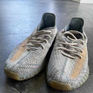 Yeezy Boost 350 V2 Israfil storlek 42 - Jag säljer nu mina Yeezys i storlek 42. De är använda, men fortfarande i bra skick. Sulan är lite smutsig, men den kan enkelt rengöras och återställas till ett fint skick. Perfekta för någon som vill ha ett par snygga sneakers till ett bra pris.