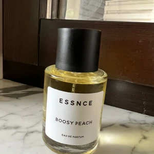 Essnce boosy Peach - Använd några gånger men säljer denna då jag har 2 av samma☺️ luktar otroligt om man gillar bitter peach av tom Ford 