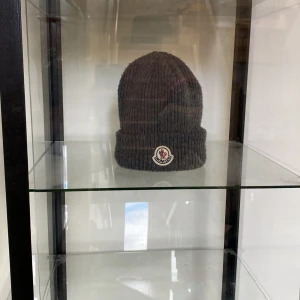 Moncler mössa  - Lite nopprig men annars i bra skick vet inte om den e äkta där av priset 