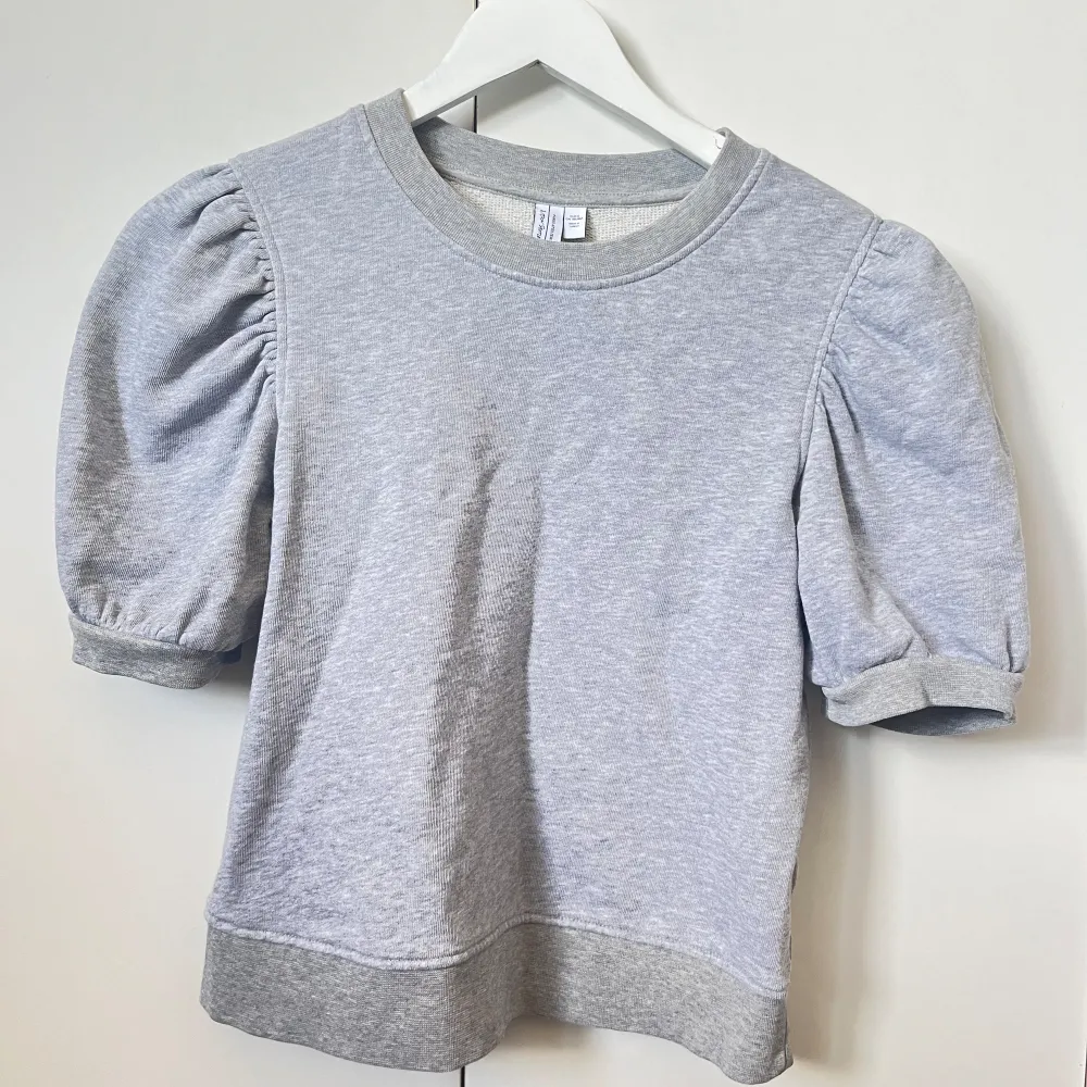 Säljer den här gråa toppen med puffärmar från the Other&Stories. Säljer denna tröja då den är för liten för mig💗 ny utan prislapp. Toppar.