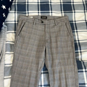 Jack & Jones byxor - Säljer mina Jack & Jones byxor i storlek 31/32.