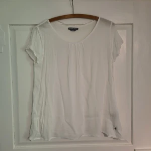 Vit topp - Blusen är genomskinlig och har en liten fläck, men den syns inte.Det är en xs men det den är stor och passar s, m och l 