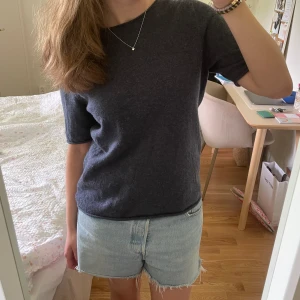 Soft Goat tröja - Intressekoll!! Soft Goat tshirt i 100% kashmir i modellen ”Rolled edge tshirt” som inte finns kvar att köpa längre! Färgen är mörkblå. Använd men i mycket fint skick!💕Originalpris: 2200kr