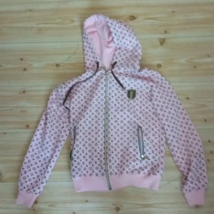 Louis vuitton tröja - Helt oanvänd tröja med svarta mjukisar till.