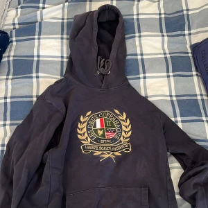Les Deux hoodir - Säljer min Les Deux Hoodie i storlek M. Tröjan är lite solblekt men mycket bekväm och snygg.