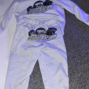 Trapstar dress / Tracksuit - Tjena säljer min trapstsr dress då jag inte använder den längre 100 procent äkta storlek S inget fel på den och inga skador