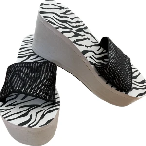 Platåsandaler - Zebramönstrade platåskor i foam! Några små skador men annars i bra skick för att vara vita flipflops lixom. Har aldrig använt själv pga fel storlek.