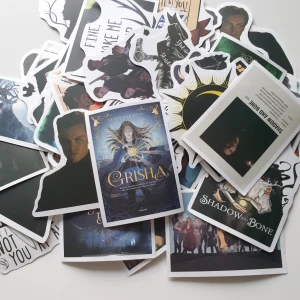 50st shadow and bone klistermärken/stickers  - Klistermärken/stickers   Motiv: shadow and bone  Antal: 50st  Skick: nya/oanvända   Kul att använda till pyssel, scrapbooking och annat 