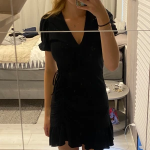Svart klänning - En fin svart klänning från Ginatricot i storlek S. Använder den inte längre då den har blivit för liten för mig, men den är i superbra skick! Om du är intresserad är det bara att höra av sig, priset går att diskutera!