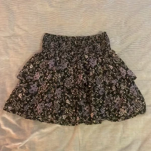 Volang kjol - Blommig volangkjol från kapphal. Aldrig använd. Inga defekter förekommer. Storlek 158/164. Köpare står för frakt.