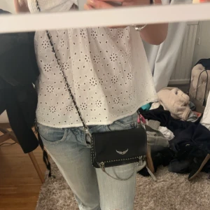 Zadig o Voltaire väska - Jätte fin Zadig väska som är köpt för typ ett år sen har andvänt den sparsamt men silverfärgen har lossnad lite på kullorna längst fram (bild 2) men inget man tänker på❤️