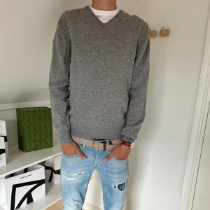 J.lindeberg cashmere - Tja säljer nu min J.Lindeberg sweatshirt i 100% cashmere. Storleken är L men sitter som M Skick 10/10 använd 1 gång. Hör av er vid frågor mvh Viggo💯