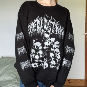 Sweatshirt  - Snygg Sweatshirt med tryck i storlek L men måtten är små så den sitter som en storlek S 🤍  Tröjan är köpt från Shein 🤍 