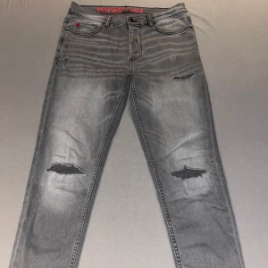 Hugo Boss Jeans - Hugo Boss jeans till säljes! Jeansen är väldigt fint skick och endast använda 2 gånger och riktigt snygga | Prioriterar snabba deals!
