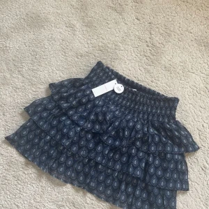 Sommar kjol - Säljer en jätte gullig kjol som nu är slutsåld ifrån Lindex. Aldrig använd (prislappen kvar). Passar någon som har storlek s eller xs. 