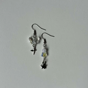 Y2K Butterfly Star Earrings | Handgjorda Y2K Örhängen - 2 fina Y2K örhängen gjorda av olika pärlor. Kontakt med vatten bör undvikas.  ☆●°○•☆●  Alla beställningar från oss kommer fint paketerade 🤍   @elleidesigns på insta och tiktok 🫶