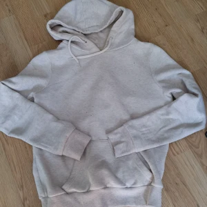 mysig hoodie - Superskön och mysig hoodie/tjocktröja med luva. Välanvänd med missfärgning och har fläckar (se bilder) men inget jag försökt tvätta bort. Storlek 36. Hämtning, annars betalas frakt av köparen. Bara att skriva vid frågor eller bud! 🌻
