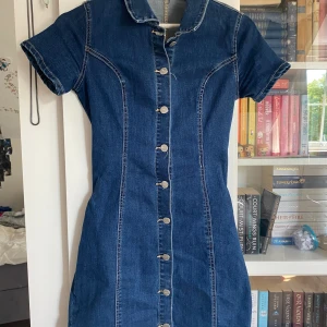 Cool Jeanskläning  - Superfin heansklänning som sitter helt perfekt!! Går att knäppa upp hela vägen och är stretchig. Står XS men skulle passa S och kanske M också. Säljer för att den inte riktigt är min stil längre tyvärr, bra skick!