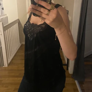 Svart glitter blus - En blus med glitter detaljer från hm💞 Svart i storlek S🥰 Mycket bra skick!