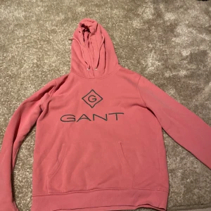 Säljer denna då den inte kommer till användning använt den ca 3-4 gånger och inte en fläck på den, vi köpte den för 1200kr så säljs för ett bra pris köparen står på kostnaden och frakt  - Rosa med en grön text på framsidan