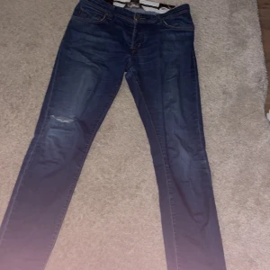 Tramarossa modell Leonardo  - Tjena säljer dessa feta Tramarossa jeans med snygga slitningar vid knäet och en knapp synlig på baksidan men hade ändå sagt dem är 9/10 skick kan mötas upp i nacka forum eller slussen vid frågor hör av er