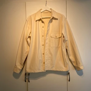 Arket overshirt i offwhite färg  - Hej, säljer en mycket fin overshirt från Arket i offwhite/bone färg. Sparsamt använd, mycket fint skick. Storlek S men passar M. Nypris 900kr. Enkel att stylea. Härlig passform, funkar i alla tillfällen. Pris kan diskuteras. Hörs i DM!