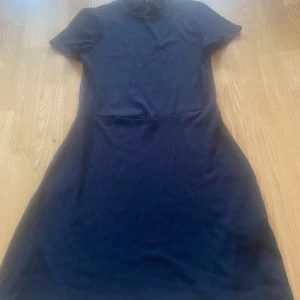 Svart sommar klänning  - En fin klänning i färgen svart som är fin och söt att ha på sig på sommaren ☺️☺️☺️ Klänning är inte jättekort och kommer bra till knäna☺️☺️