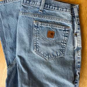 Vintage Carhartt jeans! Ett hål på knät och mindre defekter/tecken på användning finns men i överlag fint ”vintage skick”! :) 