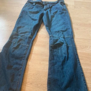 Lågmidjade jeans - Såå snygga och coola lågmidjade jeans.  Bältet är 40cm rakt över men går att spänna remmen lite lösare och tightare. Innerbenslängden är 83 cm.  Från Vila🥰