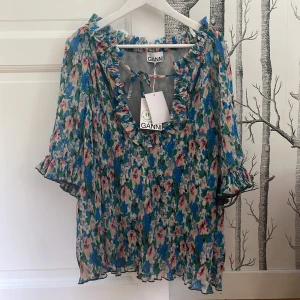 Ganni blus  - Helt oanvänd blus från Ganni! Lapparna finns kvar. Endast testad! Storlek 40 🌸💖🧸