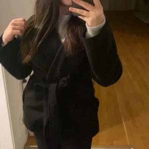 Svart kappa - Säljer en höst/vår kappa ifrån missäy som är svart och är i strl S. Är i bra skick och nypris är 379kr❤️❤️