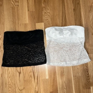 Axelbandslös spets topp - Säljer båda för 135kr och 1 för 75kr, de är köpta från Vinted innan och säljaren hade klippt bort lapparna så jag vet inte vart dem är ifrån, men dem sitter som S/XS. Kom privat för fler bilder/frågor ❤️