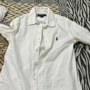 ralph lauren skjorta  - jätte fin ralph lauren skjorta vit 10/10 skick perfekt för sommaren prisen kan diskuteras skriva om ni har frågor 