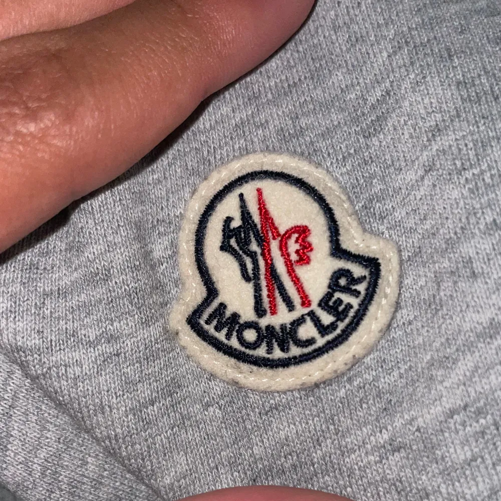 Hej!  Säljer min favorit hoodie Moncler. Den är äkta plagg från Moncler köpt den 3 eller 4 års sen.. Hoodies.