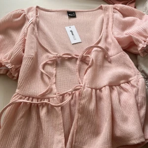 Gina topp - Den är helt ny!!! Köpt från Gina Tricot i affär då den var menat som en present men storleken var för liten:) (den är köpt för 279,95kr)