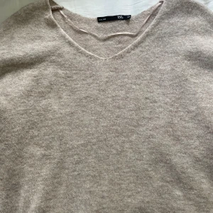 Beige stickad tröja  - Beige stickad tröja från lager 157 som inte kommer till användning. Priset går att diskuteras💞