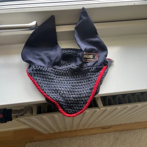 Fin huva  - Jättegullig huva som är perfekt till tävlingar osv. Använd endast 1 gång men säljer pga att den är för stor på den ponnyn jag rider. 🤗Ny pris 170