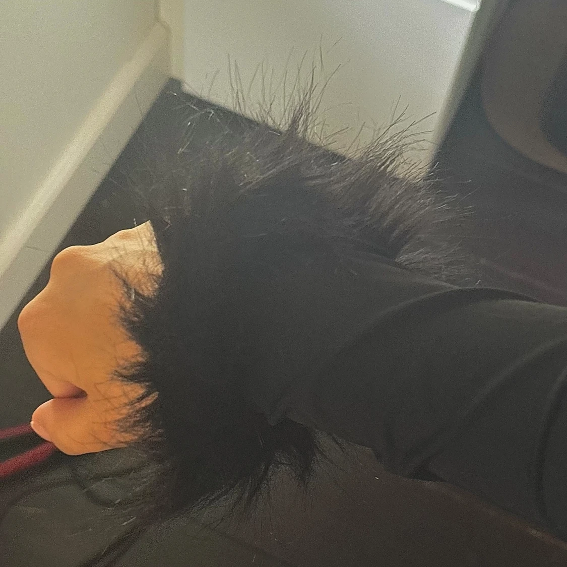 Svart topp med pälsdetalj - 90