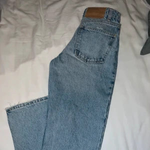 Zara jeans  - Använda men i fint skick. Rak modell.