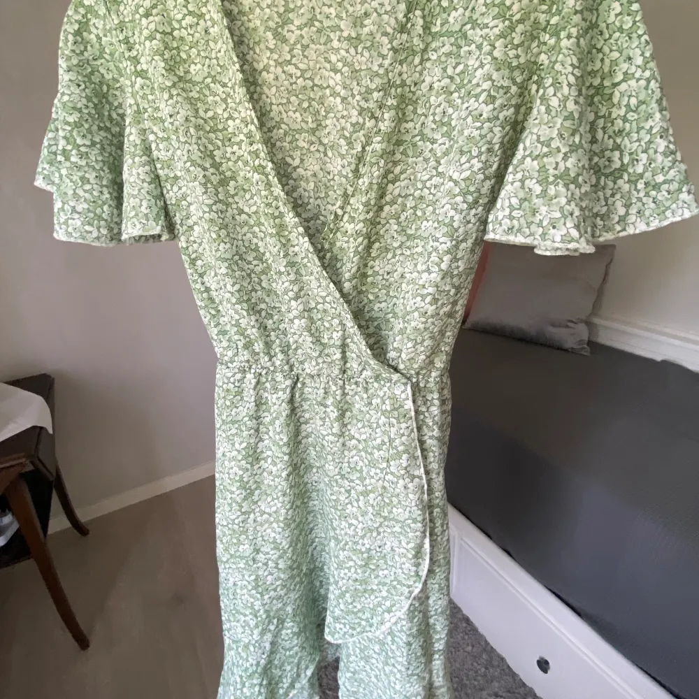 Ljusgrön sommarklänning med knyte i midjan. Mekot.