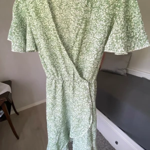 Klänning - Ljusgrön sommarklänning med knyte i midjan